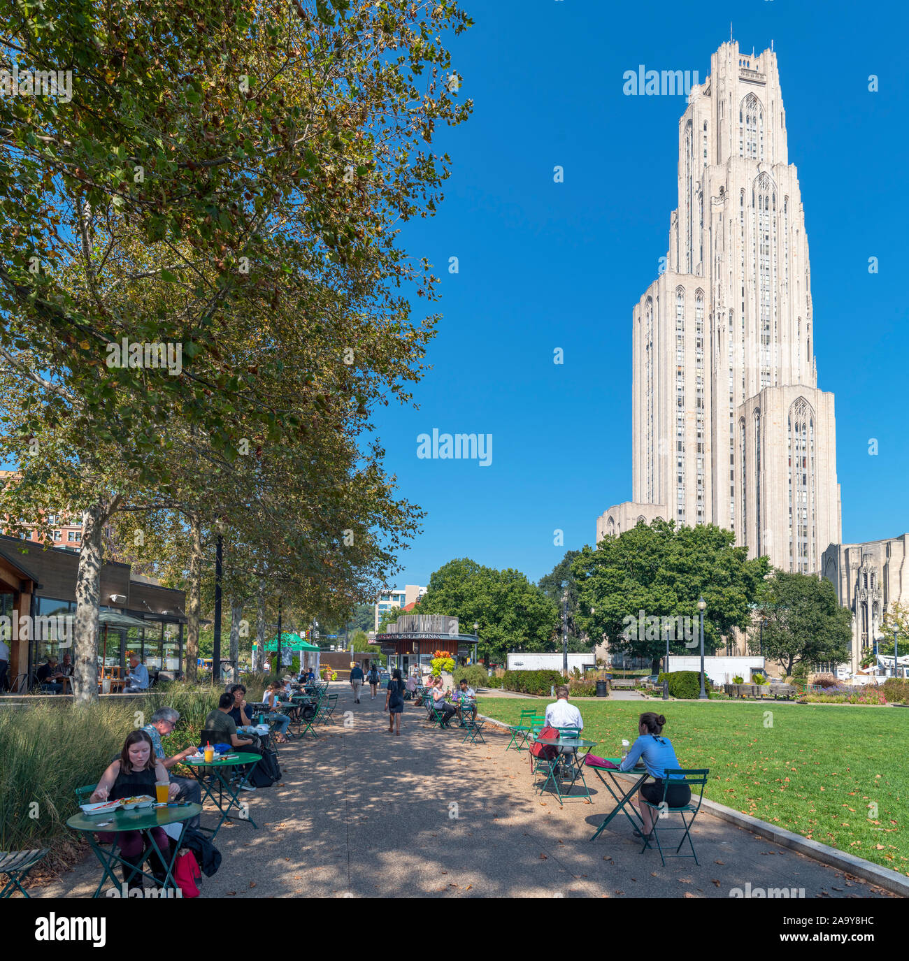Outdoor cafe in front of the Cathedral of Learning tower at the University of Pittsburgh, Schenley Plaza, Pittsburgh, Pennsylvania, USA Stock Photo