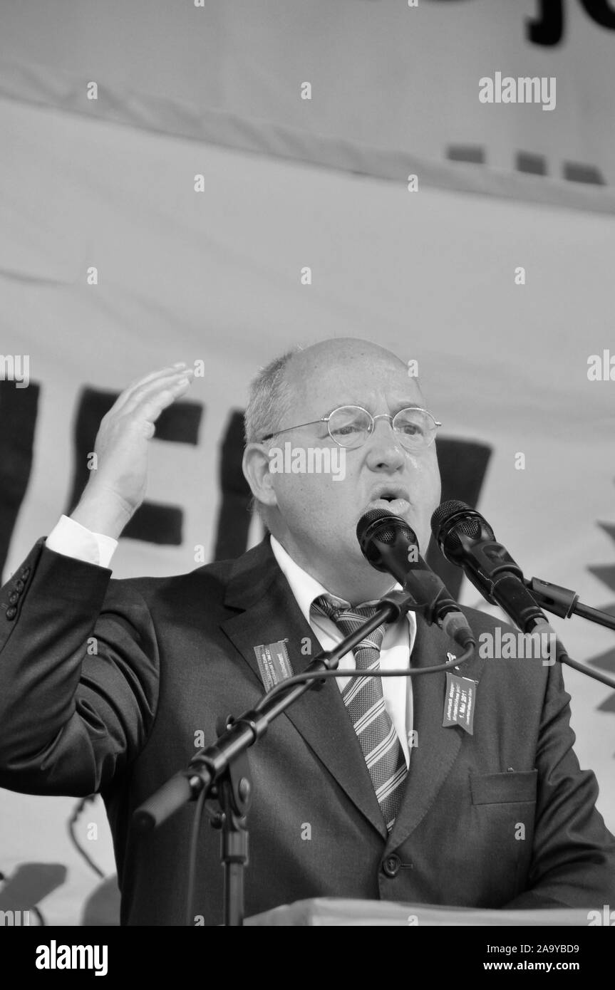 Gregor Gysi, Member of the German Federal Parliament, speaking in front of swiss union demonstrators at national day Stock Photo