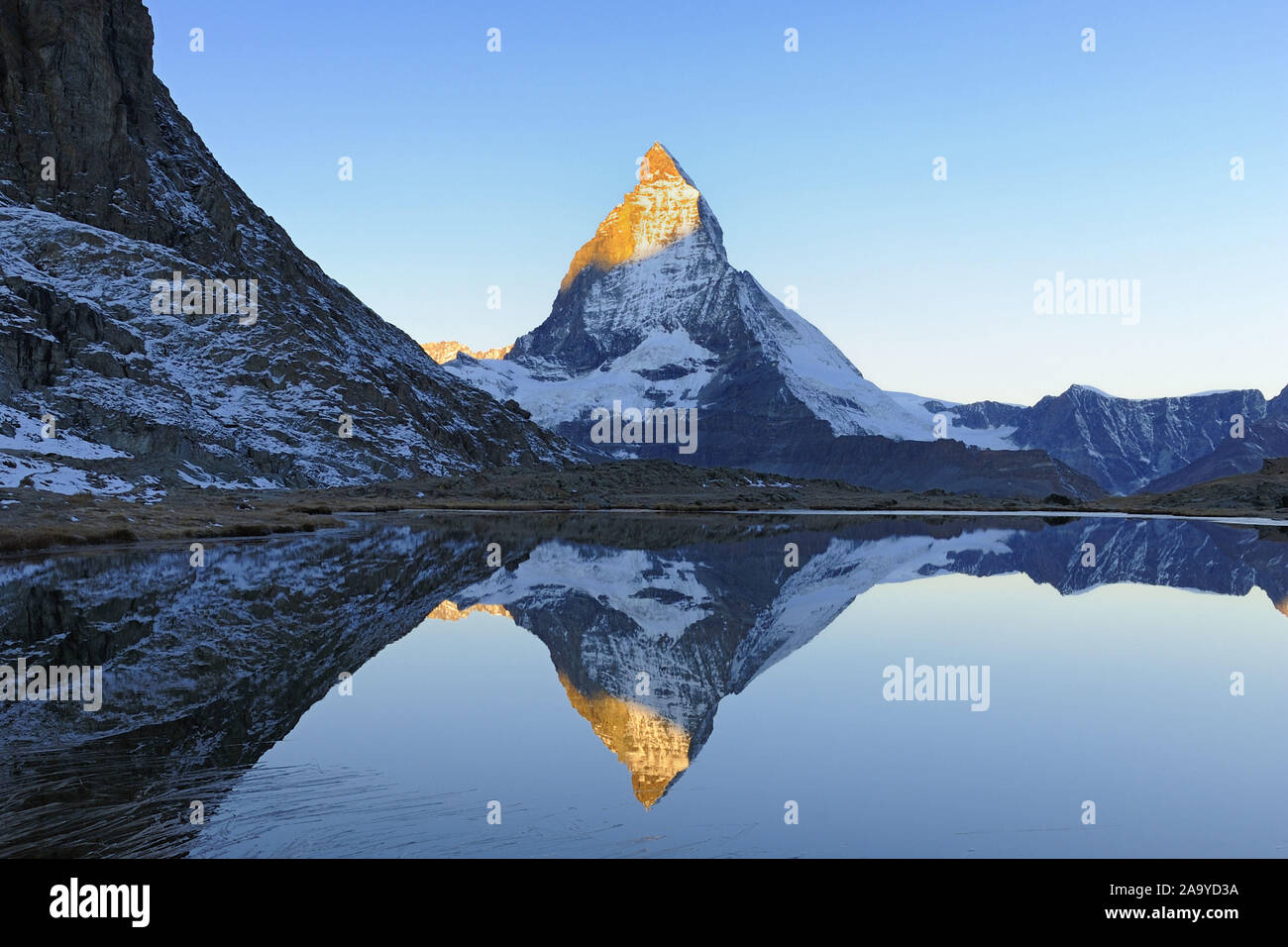 Matterhorn spiegelt sich im Riffelsee Stock Photo - Alamy