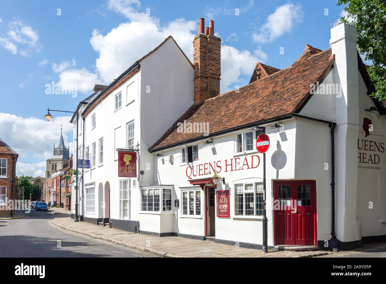The Queen's Head Pub, Temple Square, Aylesbury, Buckinghamshire, England, United Kingdom Stock Photo
