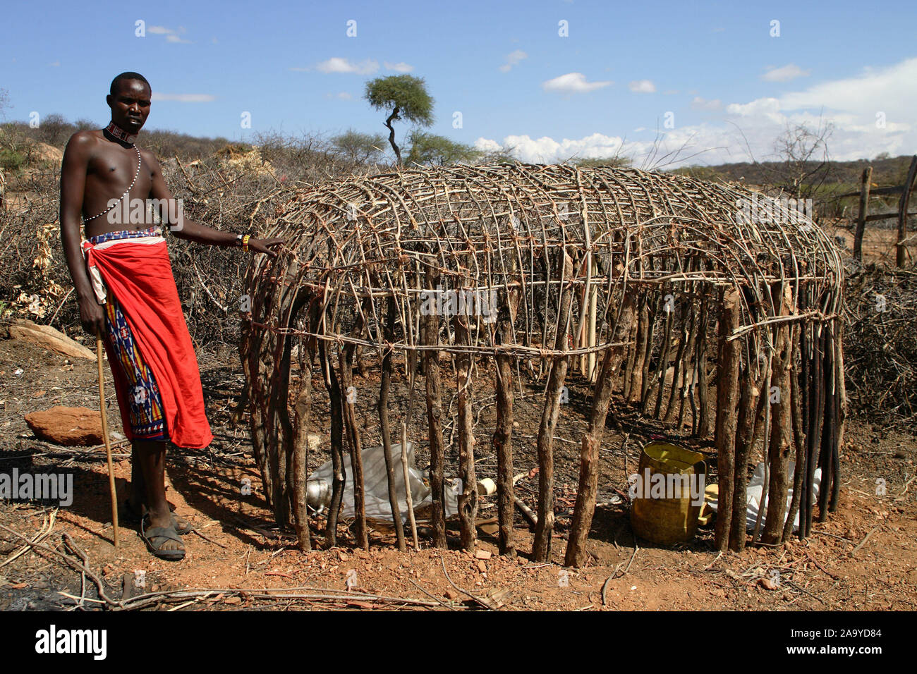 Samburu-Mann an einer halbfertigen Huette in Nordkenia Stock Photo