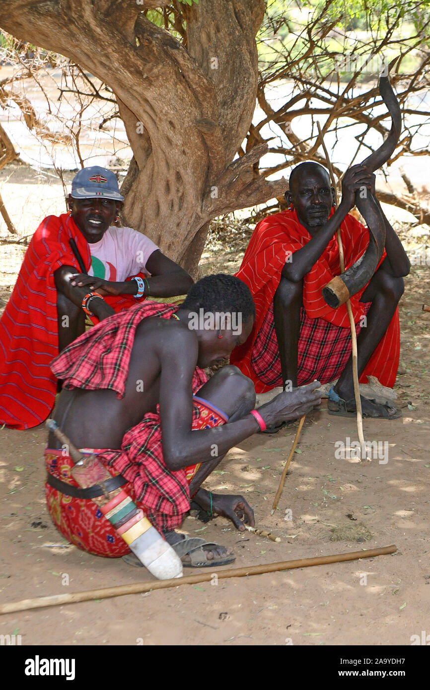 Samburu-Maenner mit einem Kudu-Horn als Blasinstrument aus Nordkenia Stock Photo