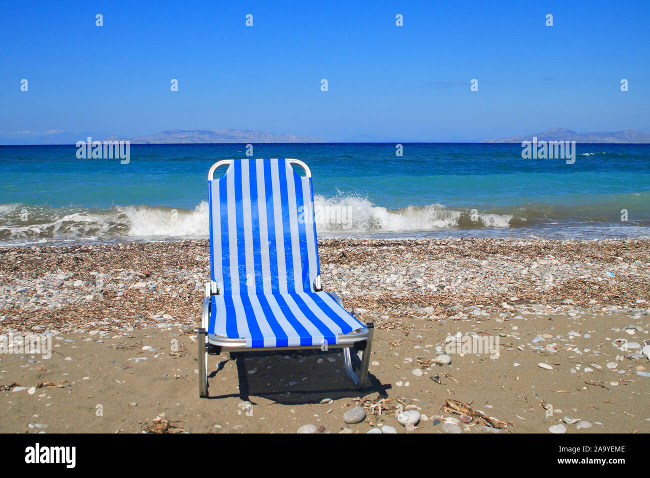 Blaue Sonnenliege am Strand, Westkueste von Rhodos am Aegaeischen Meer  Stock Photo - Alamy