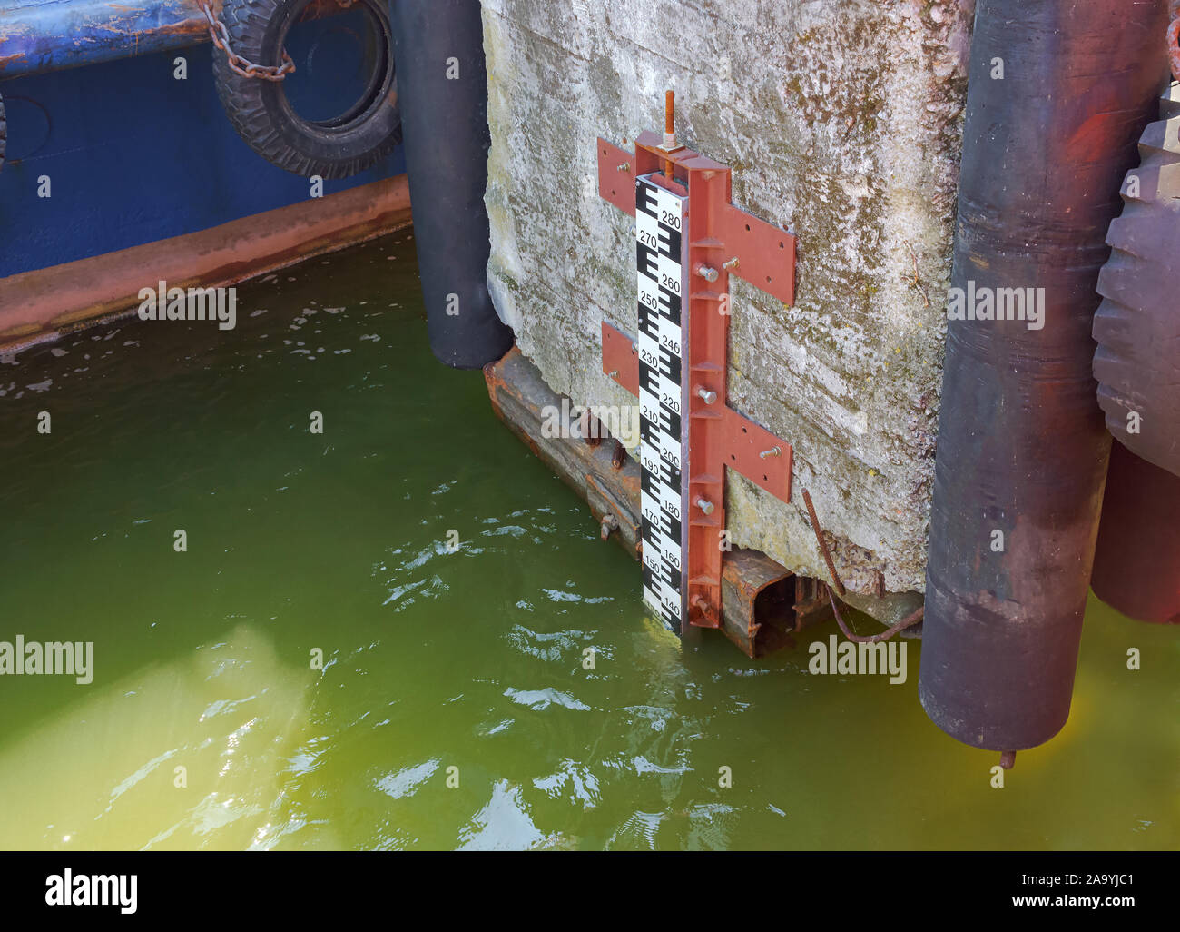 depth marks, draught line, depth of immersion of a ship or vessel in