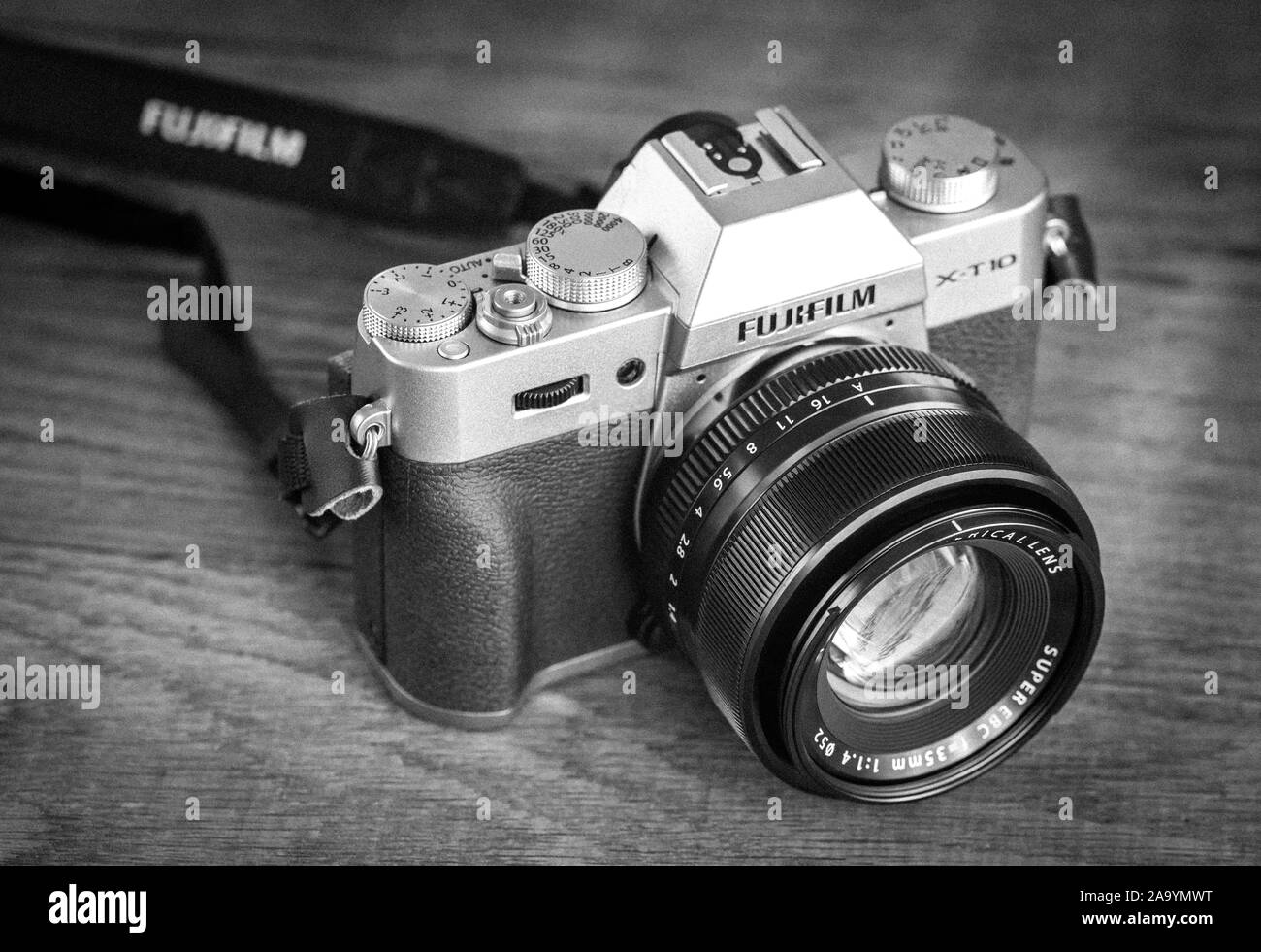 Fuji camera old hi-res stock photography and images - Alamy