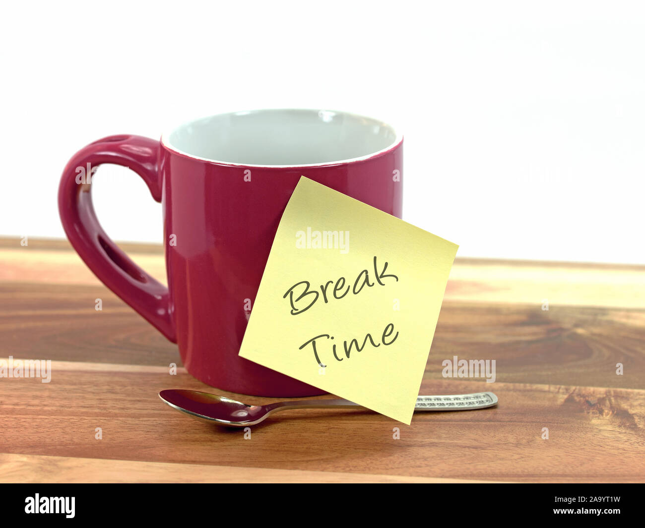 Cup, sticky note saying 'break time' Stock Photo