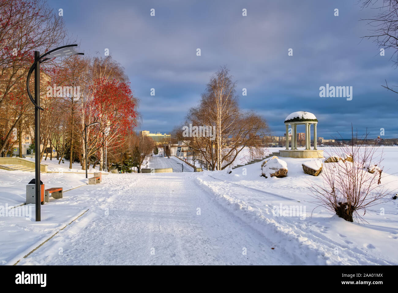 Pond embankment hi-res stock photography and images - Alamy