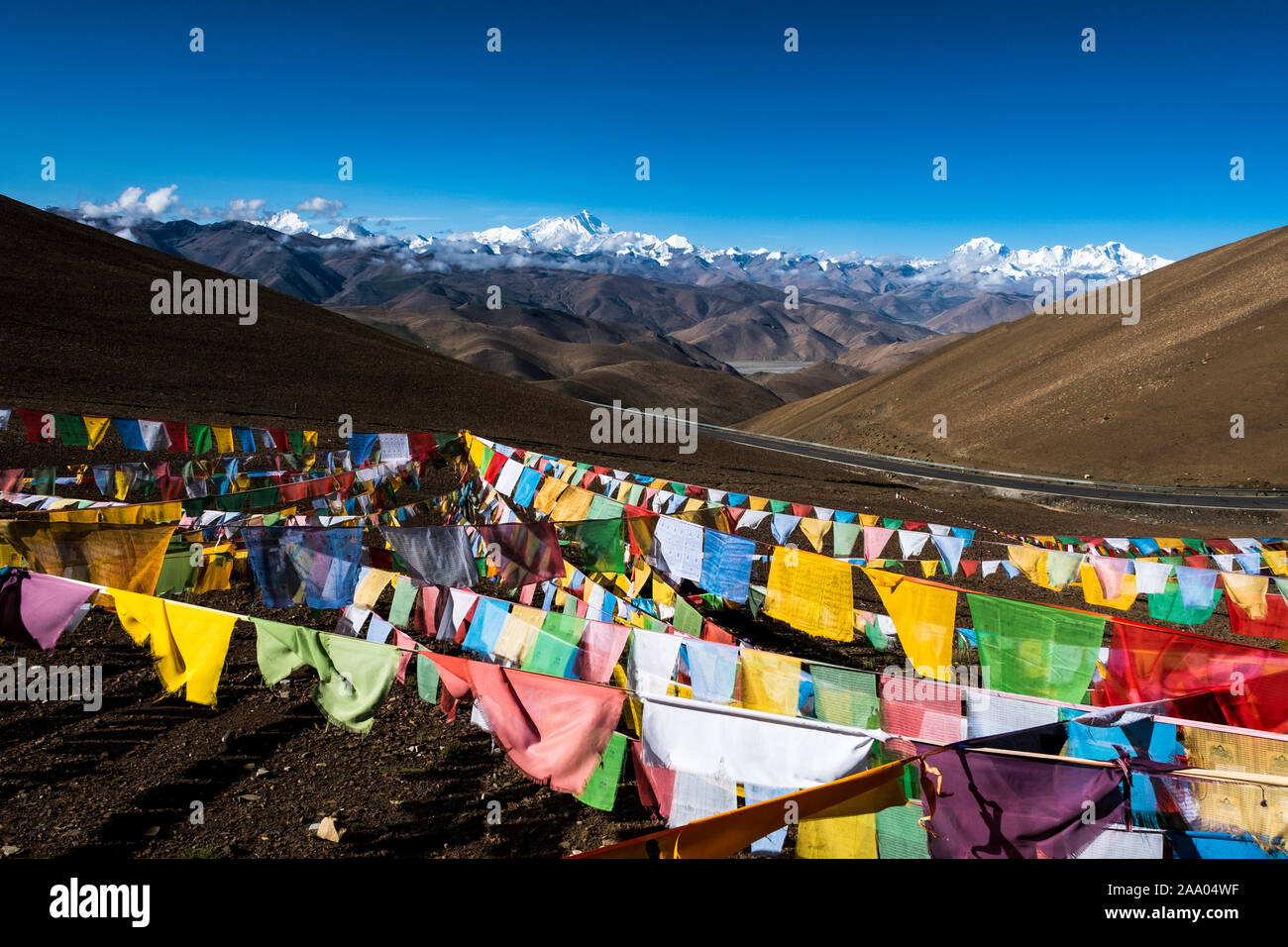 Tibetan prayer flags, Lhotse, Mount Everest (center), Cho Oyu (right) and the rest of the North Face Himalaya range from Pang-la pass Stock Photo