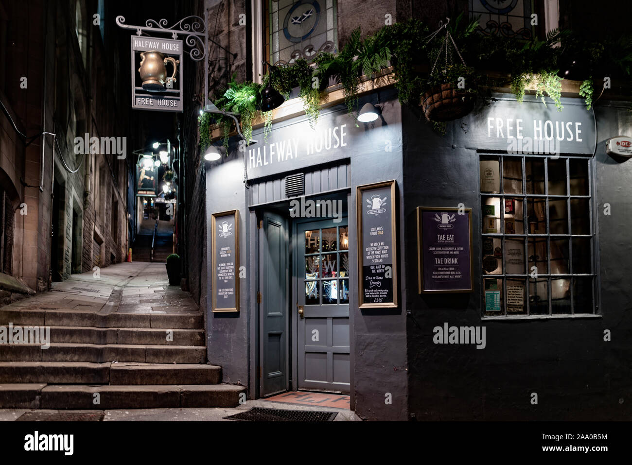Night view of Halfway House pub in Fleshmarket Close in Edinburgh Old Town, Scotland, UK Stock Photo