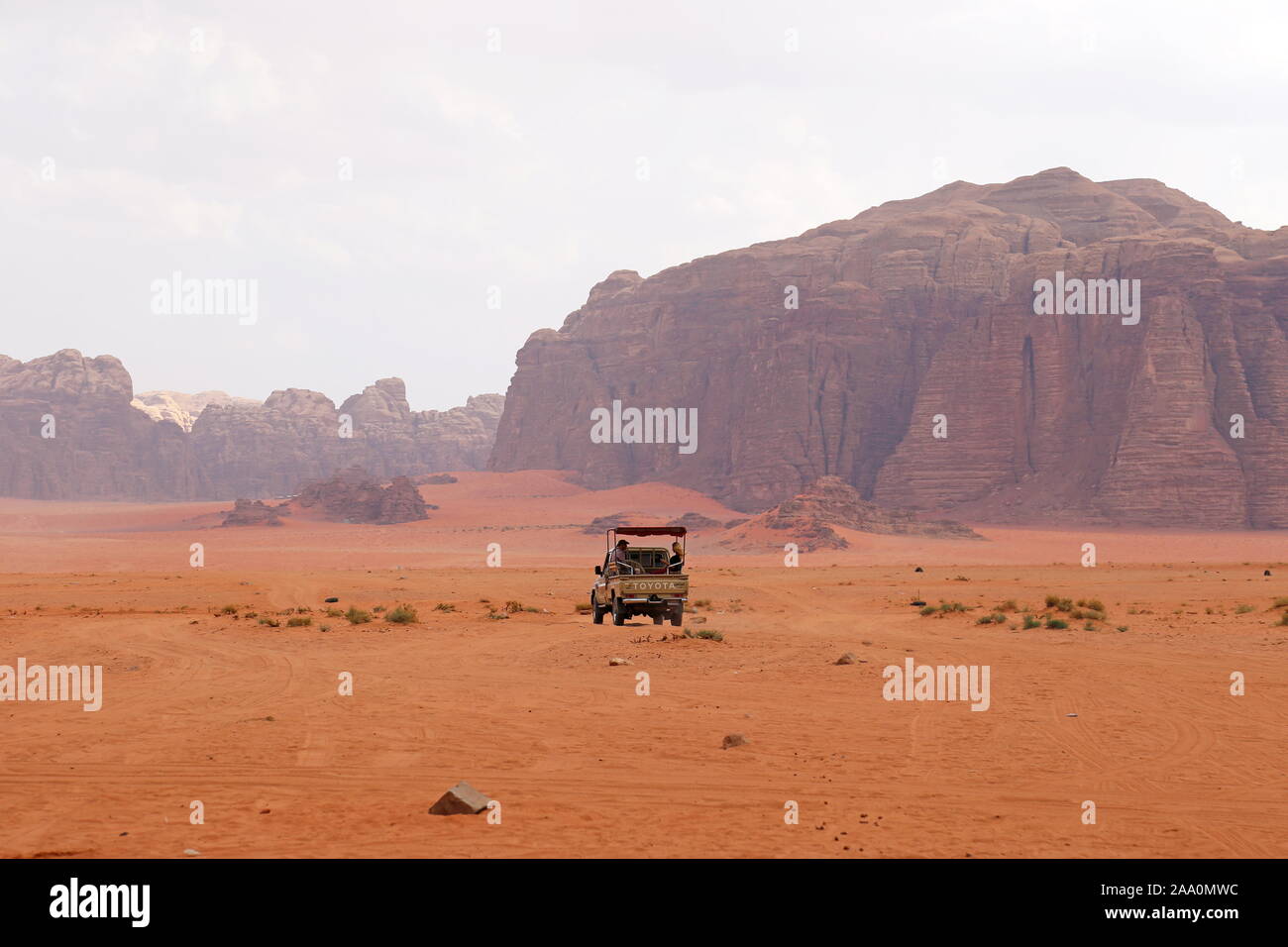 Four-wheel drive Safari setting off from Ain Abu Aineh, Wadi Rum Protected Area, Aqaba Governorate, Jordan, Middle East Stock Photo