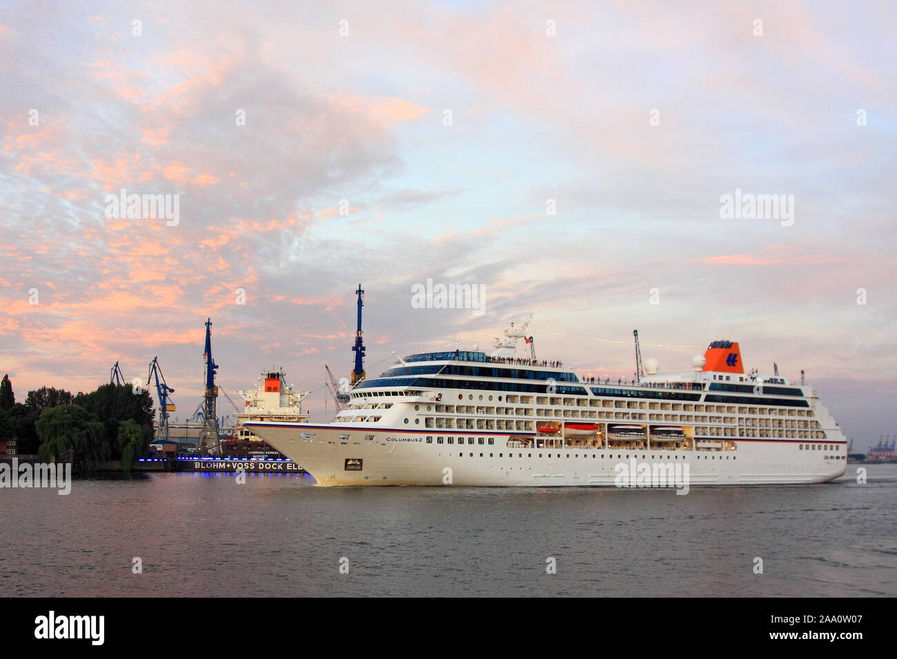 Hafenansicht, Einlaufendes Kreuzfahrtschiff, Hansestadt Hamburg, Cruising days, 17.08.- 19.08.2012, Stock Photo