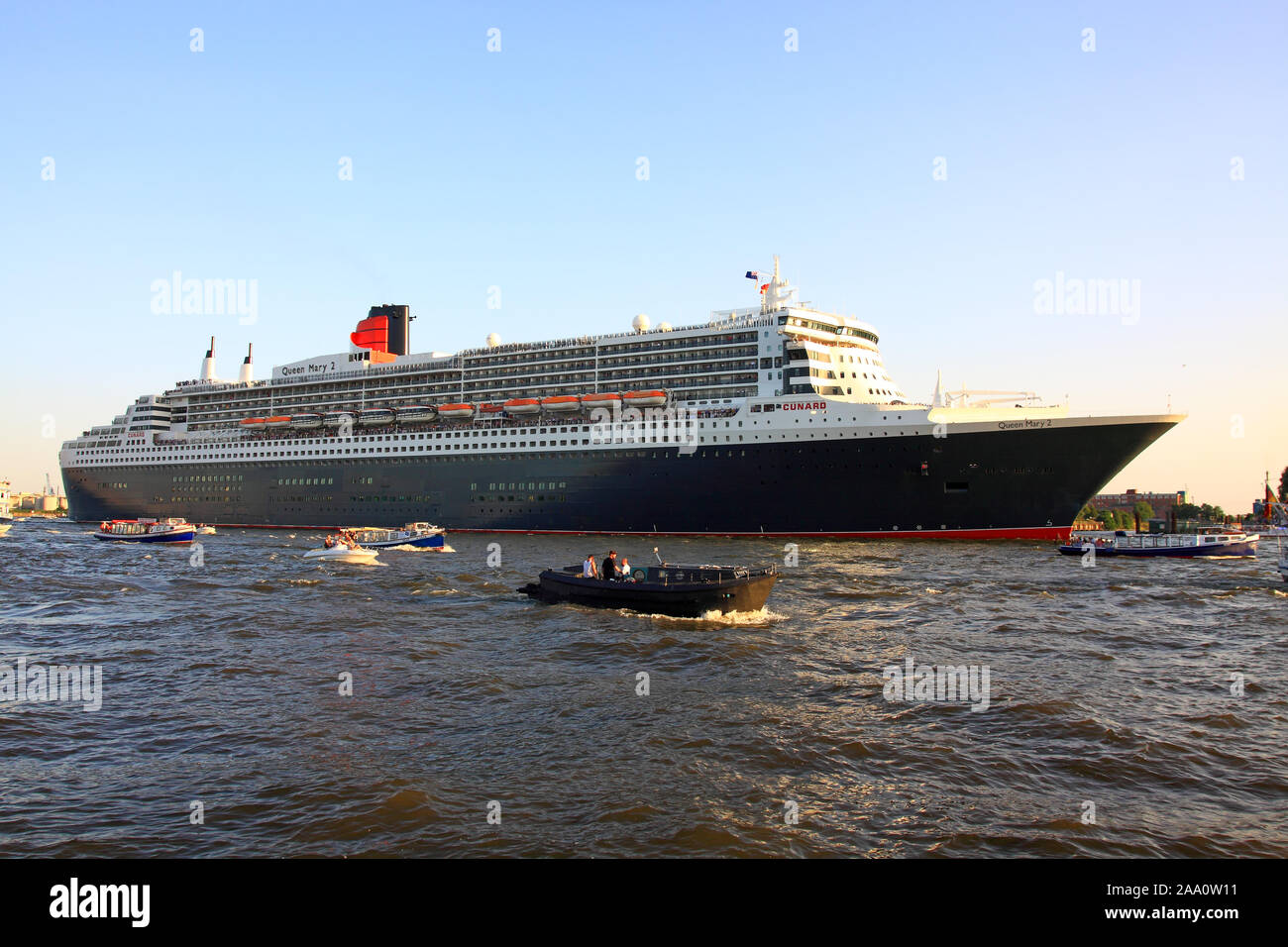 Auslaufendes Kreuzfahrtschiff Queen Mary 2, Hansestadt Hamburg, Cruising  days Stock Photo - Alamy