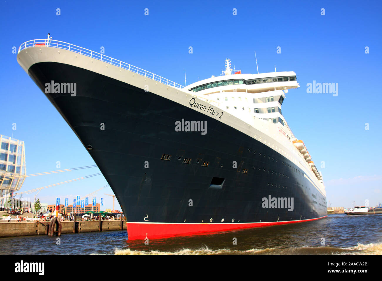 Auslaufendes Kreuzfahrtschiff Queen Mary 2, Hansestadt Hamburg, Cruising  days, 17.08.- 19.08.2012 Stock Photo - Alamy