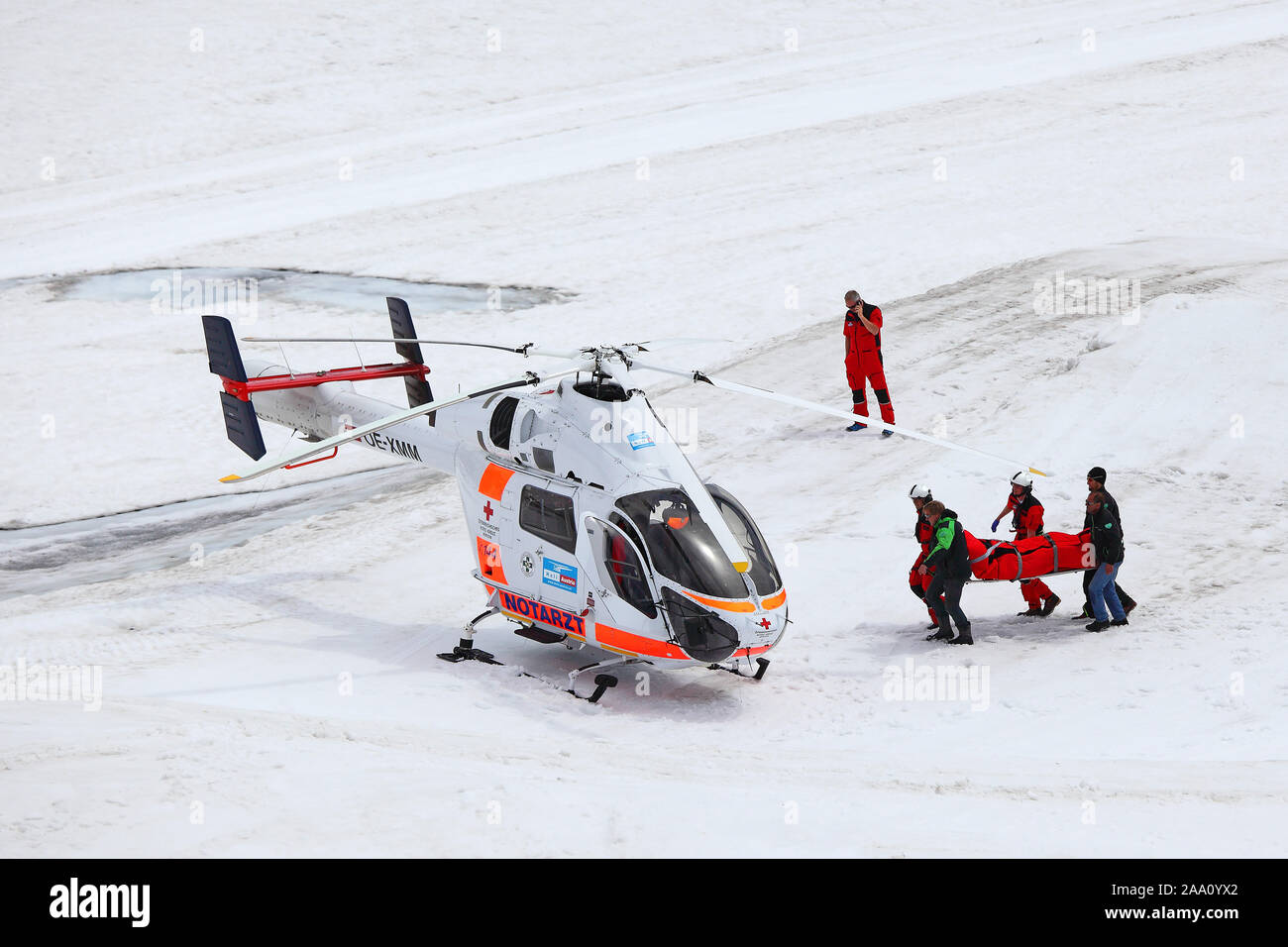 Bergung eines Verletzten mit dem Hubschrauber, Dachsteingletscher, Bergstation am Dachstein, Schladminger Tauern, Steiermark, Österreich, Europa Stock Photo