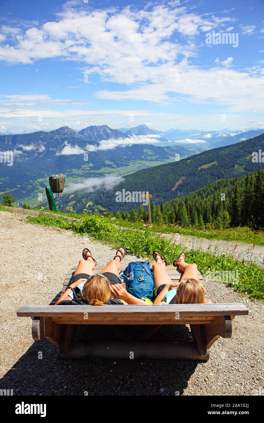 Sonnanbaden auf einer Holzliege, Bergstation der  Planai, Schladming-Rohrmoos, Schladminger Tauern, Steiermark, Österreich, Europa Stock Photo