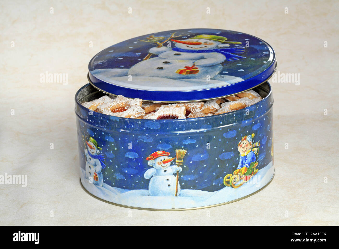 Halb geöffnete Keksdose mit Weihnachtsplätzchen / Half opened cokkie box  with chrismas cookies Stock Photo - Alamy