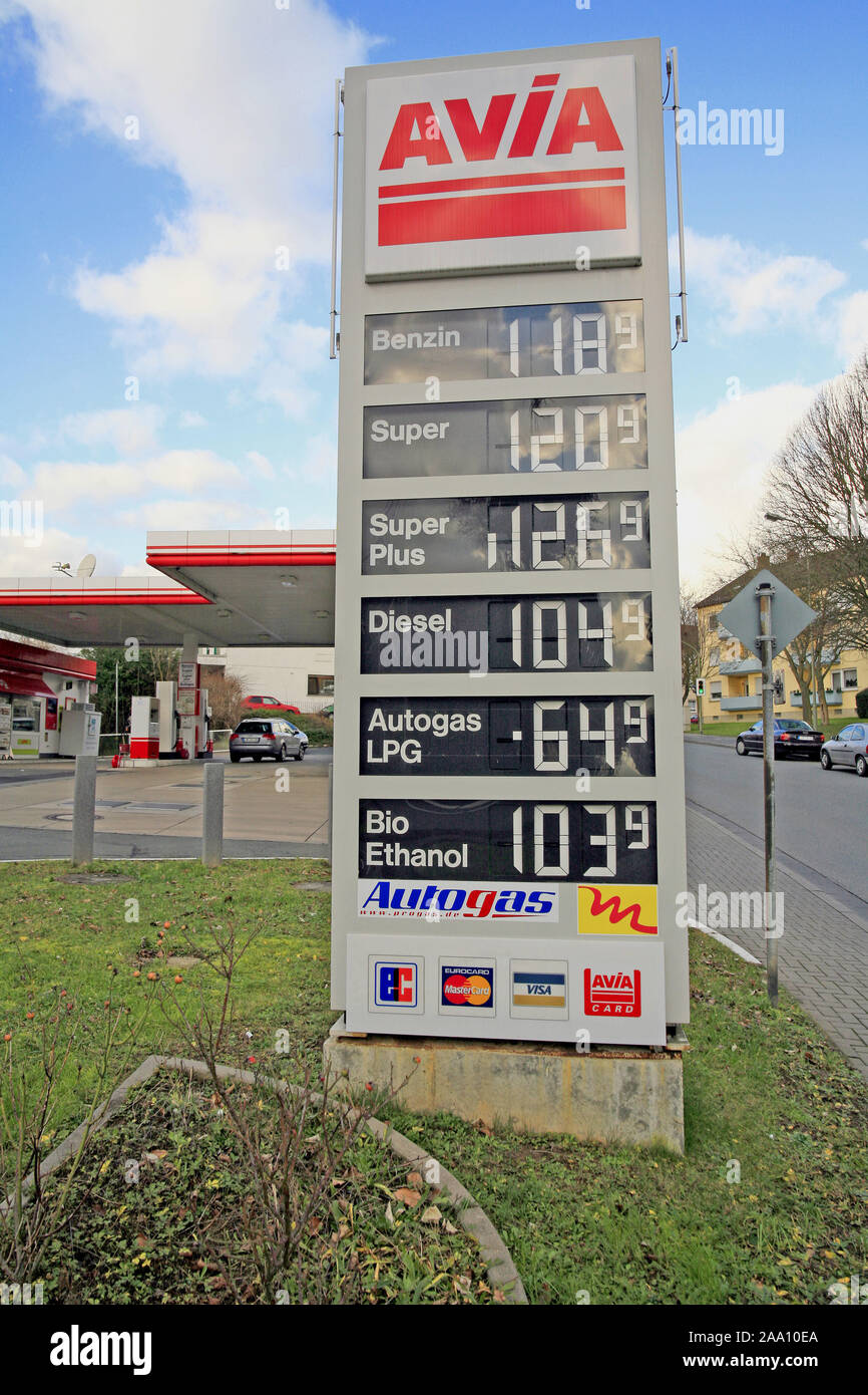 Berlin, Tankstelle, Zapfsaeulen . Diesel Super Plus Super Benzin