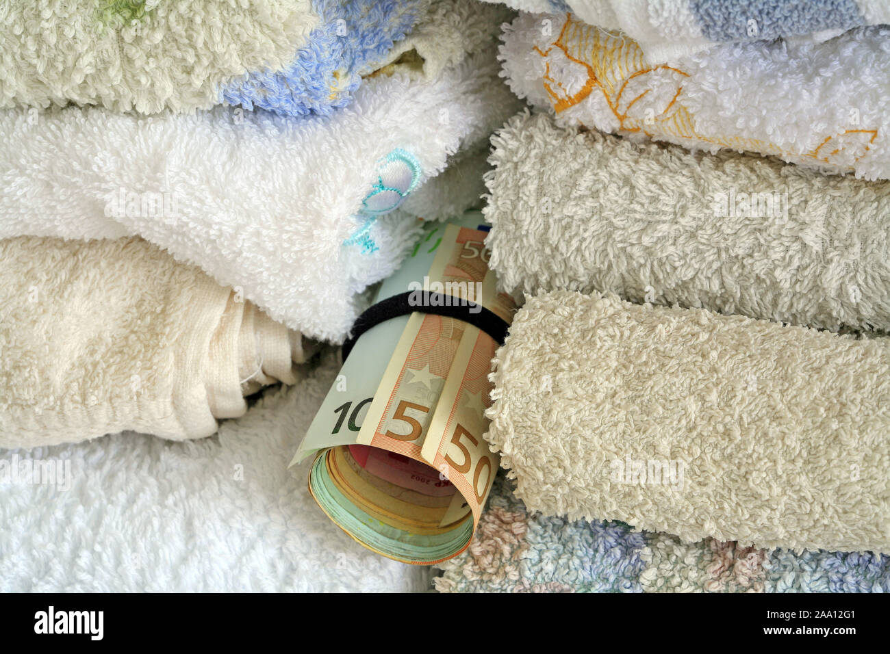 Geldversteck zwischen der Wäsche / Money hiding place between the clothes Stock Photo