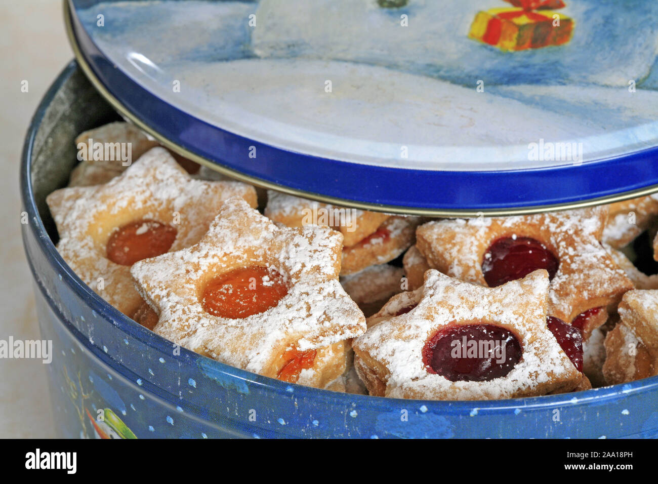 Halb geöffnete Keksdose mit Weihnachtsplätzchen  / Half opened cokkie box with chrismas cookies Stock Photo