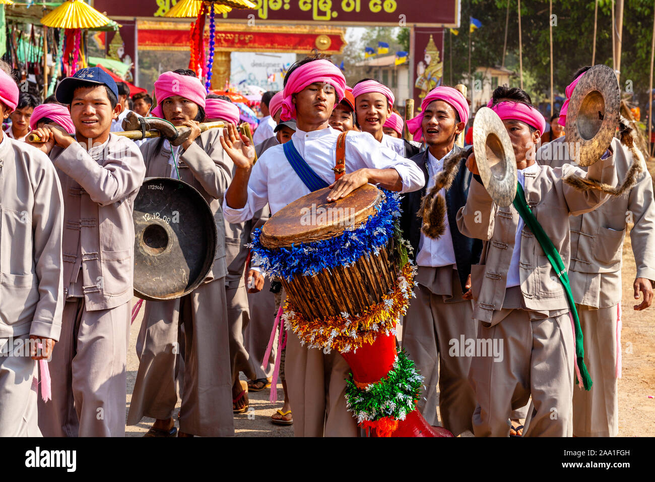 Musicians pagoda myanmar hi-res stock photography and images - Alamy