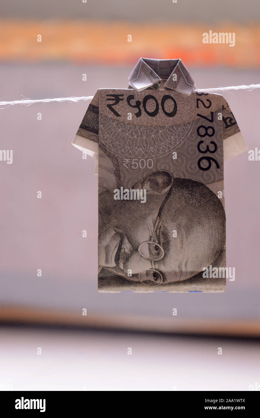 Five hundred rupees fold to make shirt and hung Stock Photo
