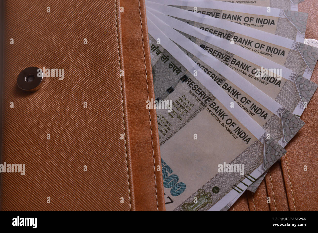 Indian currency, Five hundred rupees and wallet Stock Photo