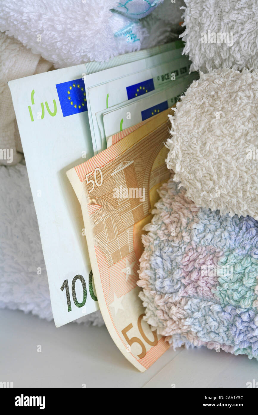 Geldversteck zwischen der Wäsche / Money hiding place between the clothes  Stock Photo - Alamy