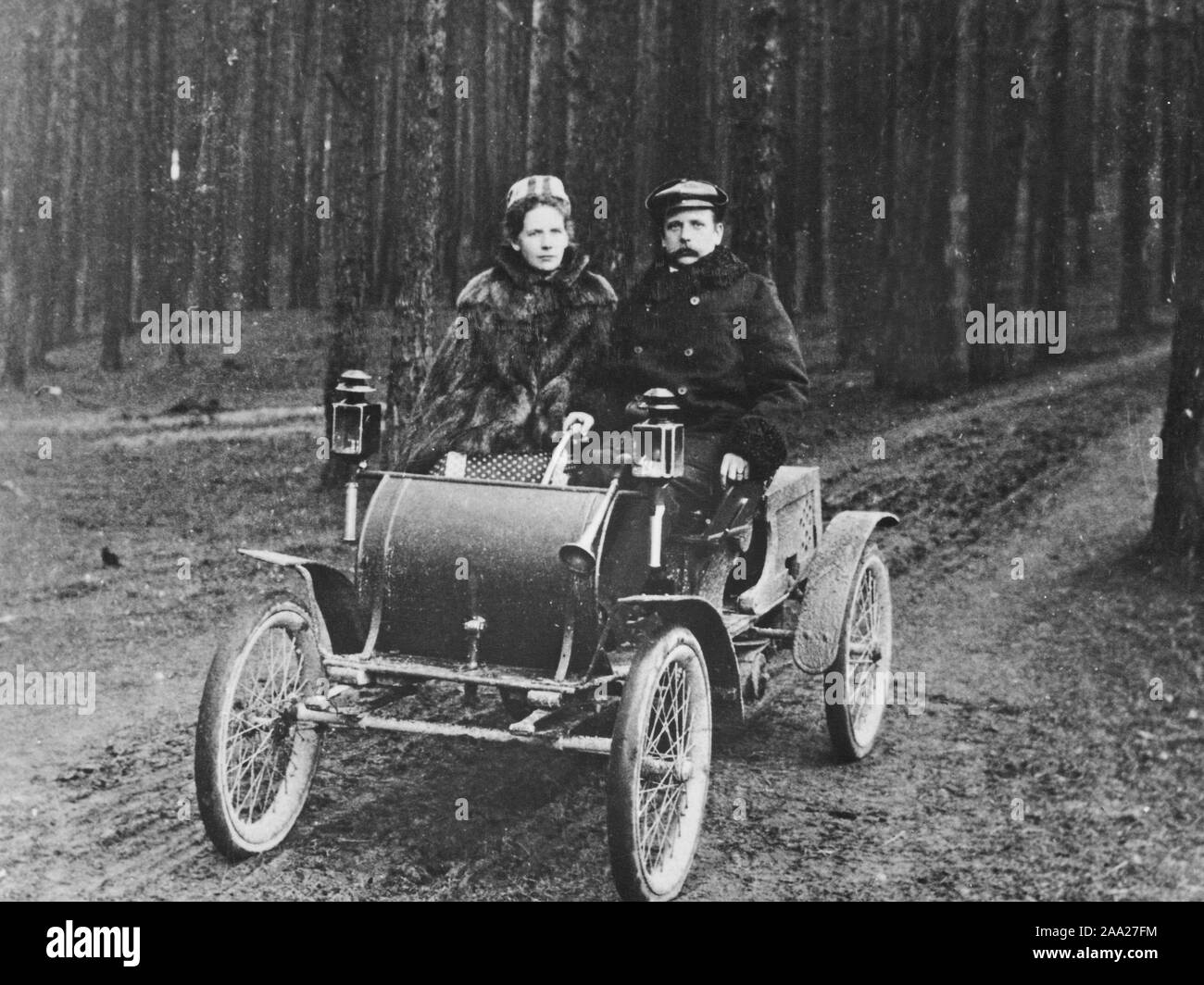 Motoring history. A couple in their car at their home Edenhall outside the town Södertälje. 1905 Stock Photo