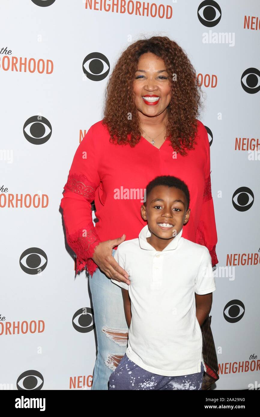 Studio City, CA. 14th Nov, 2019. Kym Whitley, Joshua Whitle at arrivals for THE NEIGHBORHOOD Bowling Night Premiere Party, Pinz Bowling Alley, Studio City, CA November 14, 2019. Credit: Priscilla Grant/Everett Collection/Alamy Live News Stock Photo