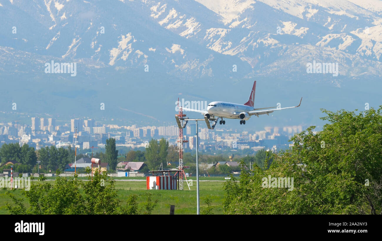 Turkish Airlines Boeing 737 approaching Stock Photo Alamy