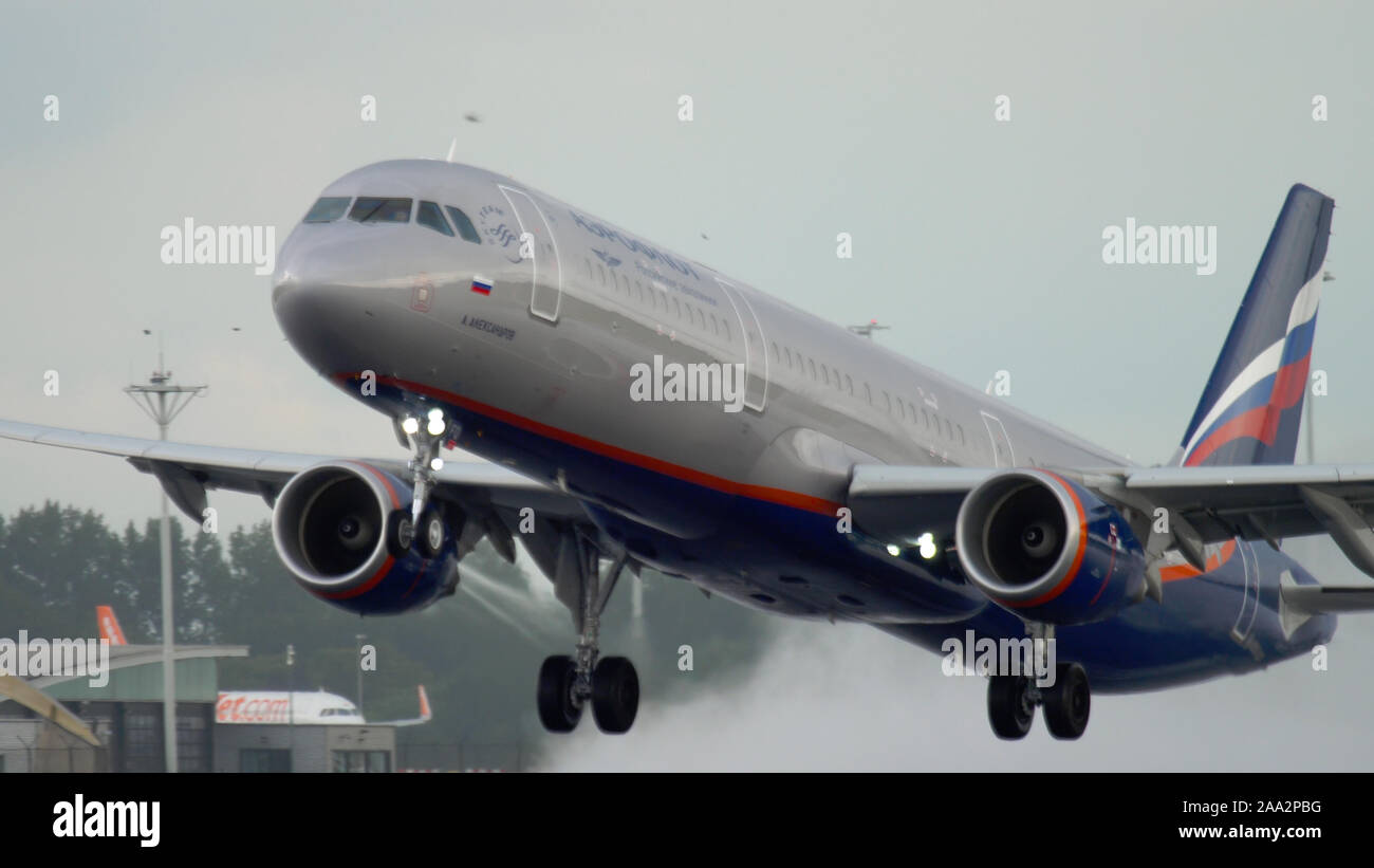 Airplane accelerate take off hi-res stock photography and images - Alamy