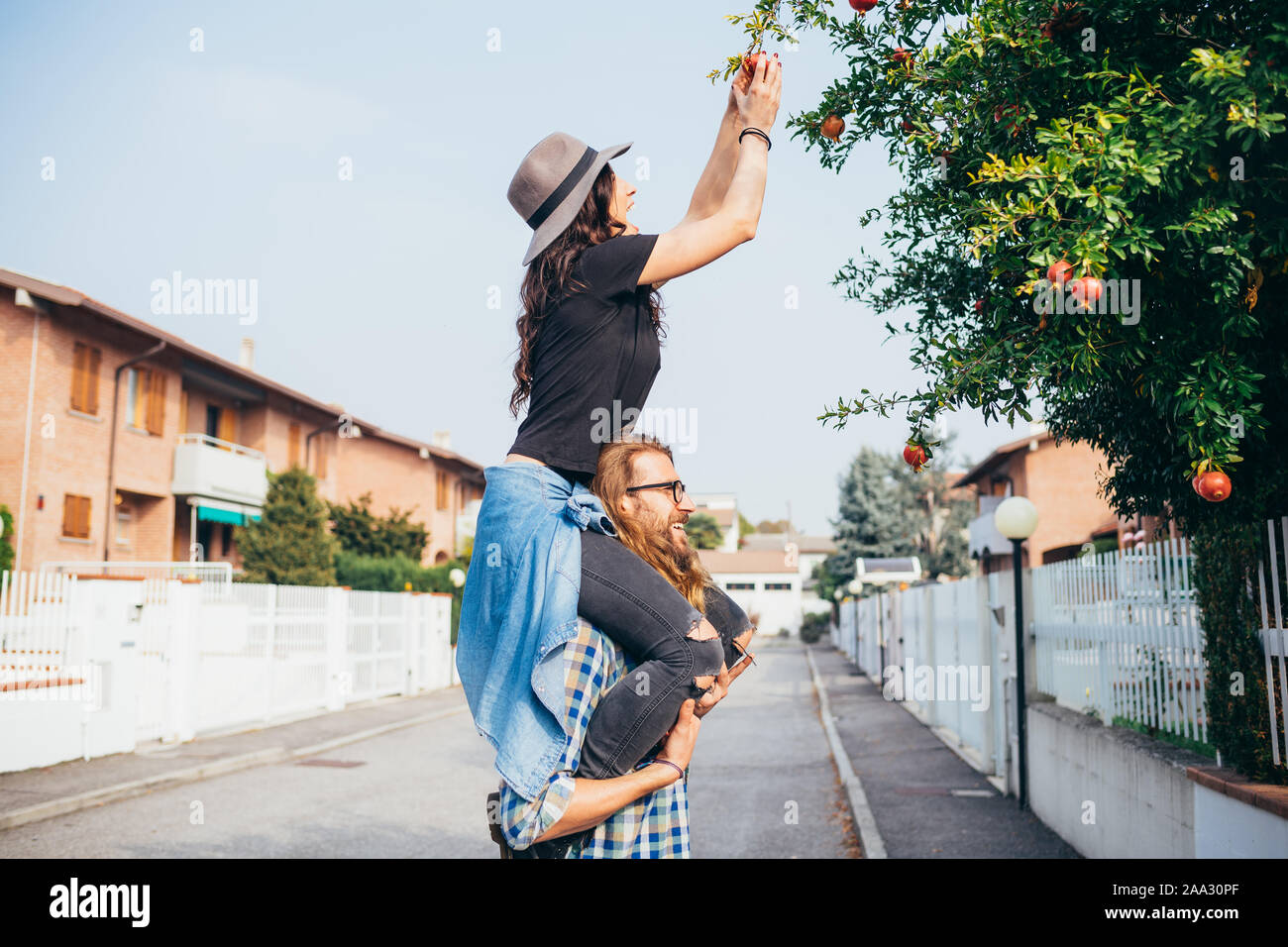 Видео девушка прыгает на парня. Милые пары. Видео девушка прыгает на парня. Девушка танцует на кровати. Объятия в прыжке.