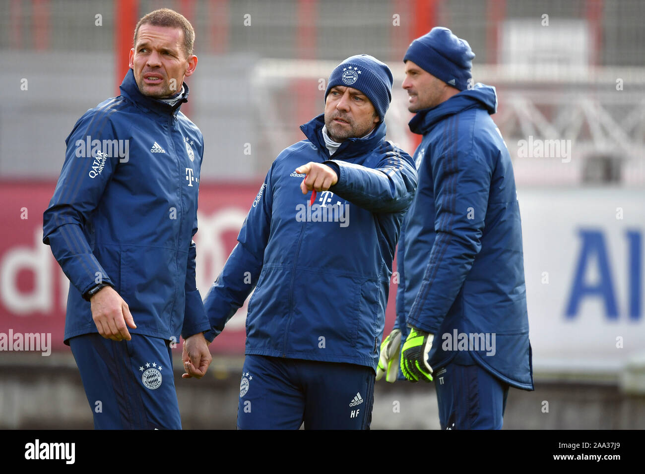 v.li:Prof. Dr. Holger Broich, Hans Dieter Flick (coach Hansi coach Bayern Munich), Danny ROEHL (analysis coach), gesture, gives instructions. FC Bayern Munich training on the Saebener road. Football 1st Bundesliga, season 2019/2020, on 19.11.2019 | usage worldwide Stock Photo