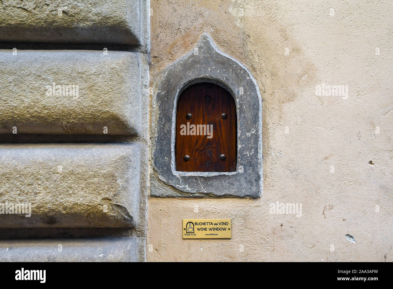 A wine window, used in the past for the sale of wine directly on the street, on the façade of Palazzo Mellini Fossi, Florence, Tuscany, Italy Stock Photo