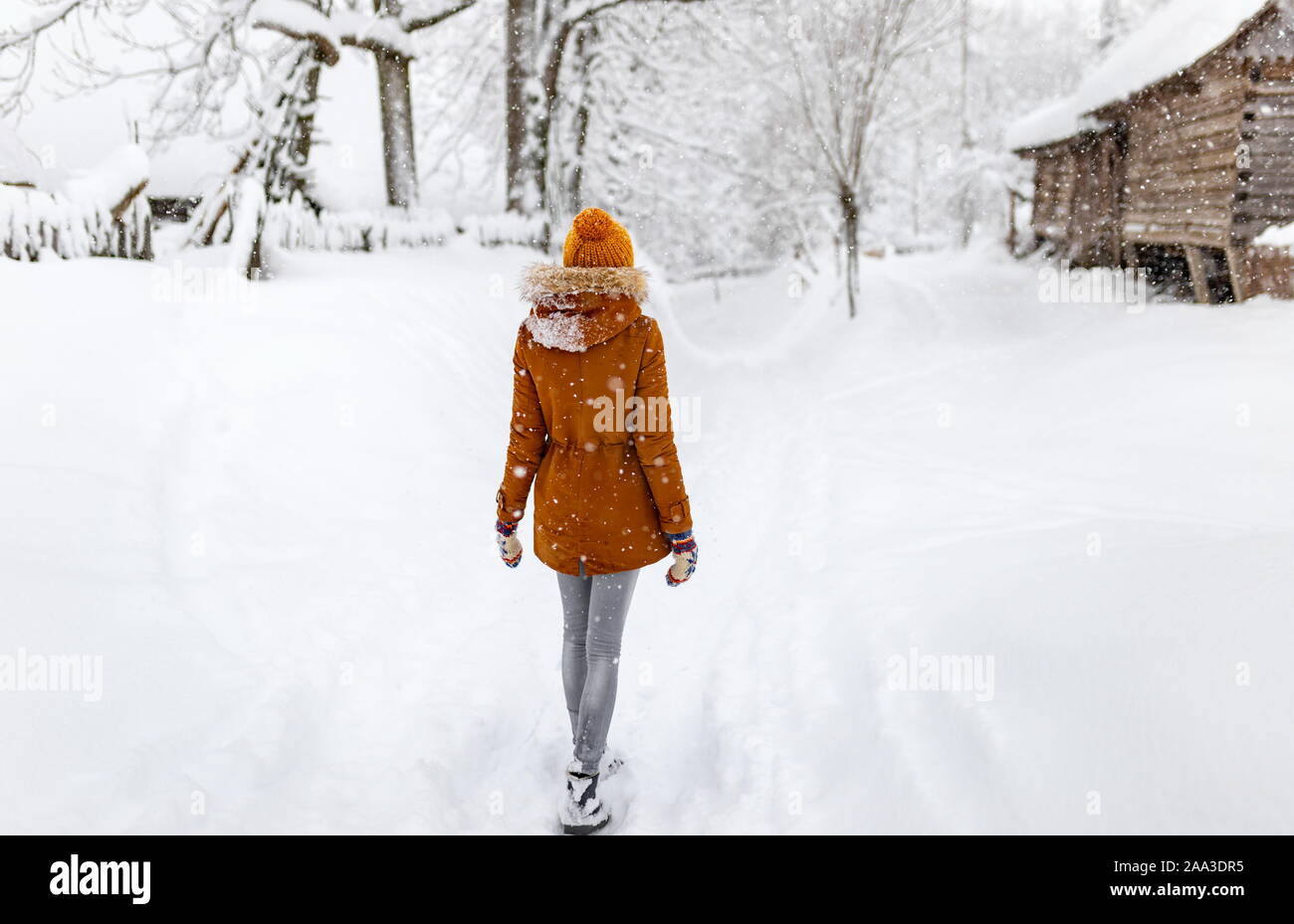 Woman snow rear view red coat hi-res stock photography and images - Alamy