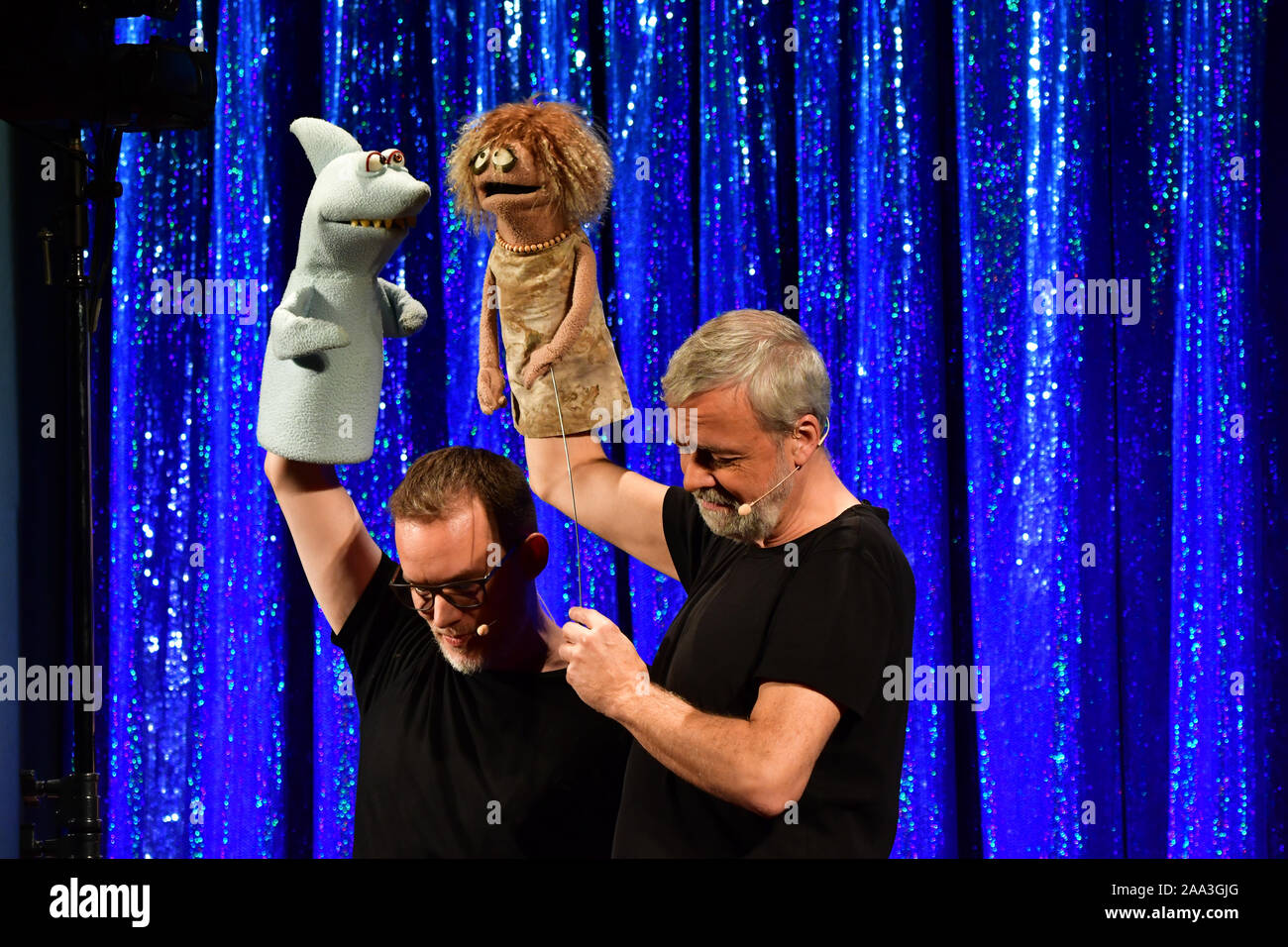 Glauchau, Germany. 16th Nov, 2019. Martin Reinl (left) and Carsten Haffke  (right) during their show "Unter Puppen" with the blue shark and Charming  Traudl Credit: Nico Schimmelpfennig/dpa-Zentralbild/ZB/dpa/Alamy Live News  Stock Photo -