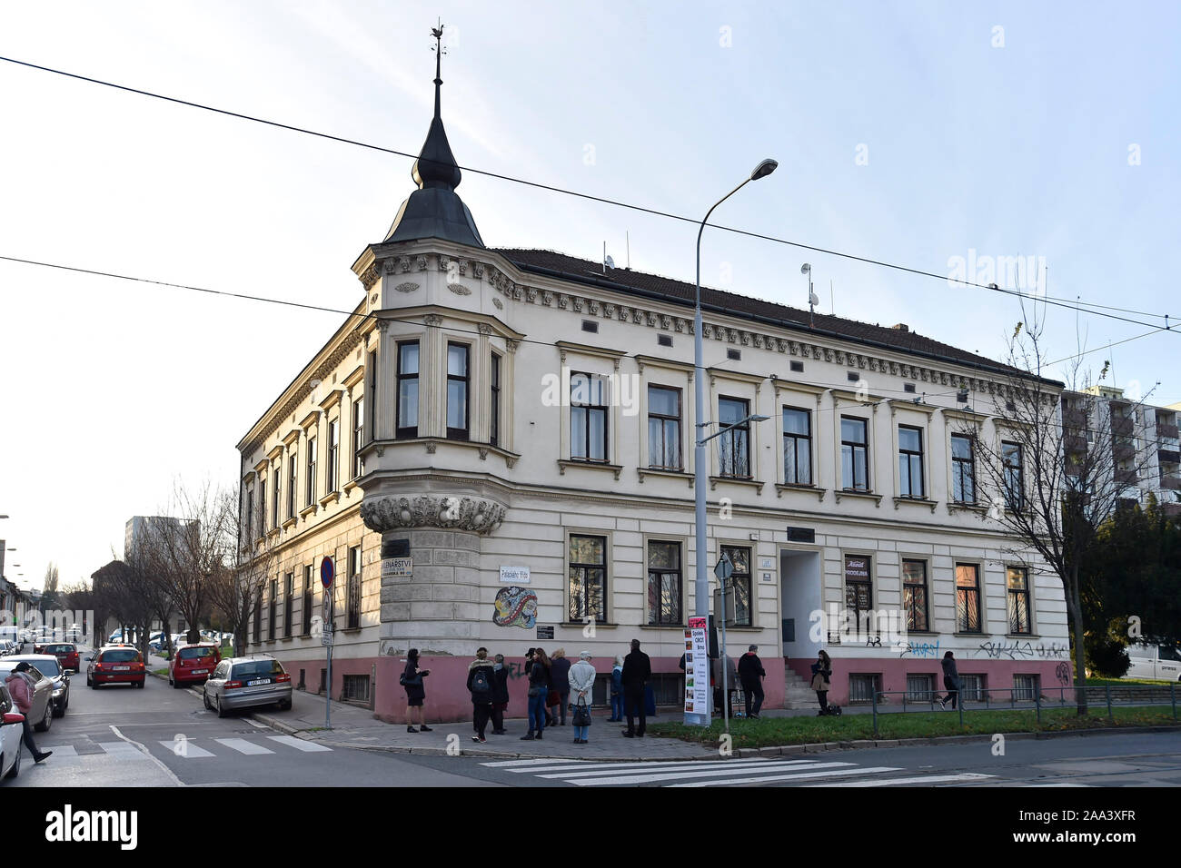 Brno, Czech Republic. 19th Nov, 2019. Unveiling of honorary memorial plaque to Sir Nicholas Winton, who saved 669 Jewish children from 1939 Czechoslovakia, on the birth house of Thomas Graumann, Palackeho tr. 119, Kralovo Pole, Brno, Czech Republic, on Tuesday, November 19, 2019. Credit: Vaclav Salek/CTK Photo/Alamy Live News Stock Photo