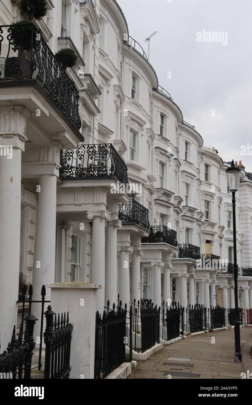Pretty white houses in Notting Hill Stock Photo - Alamy