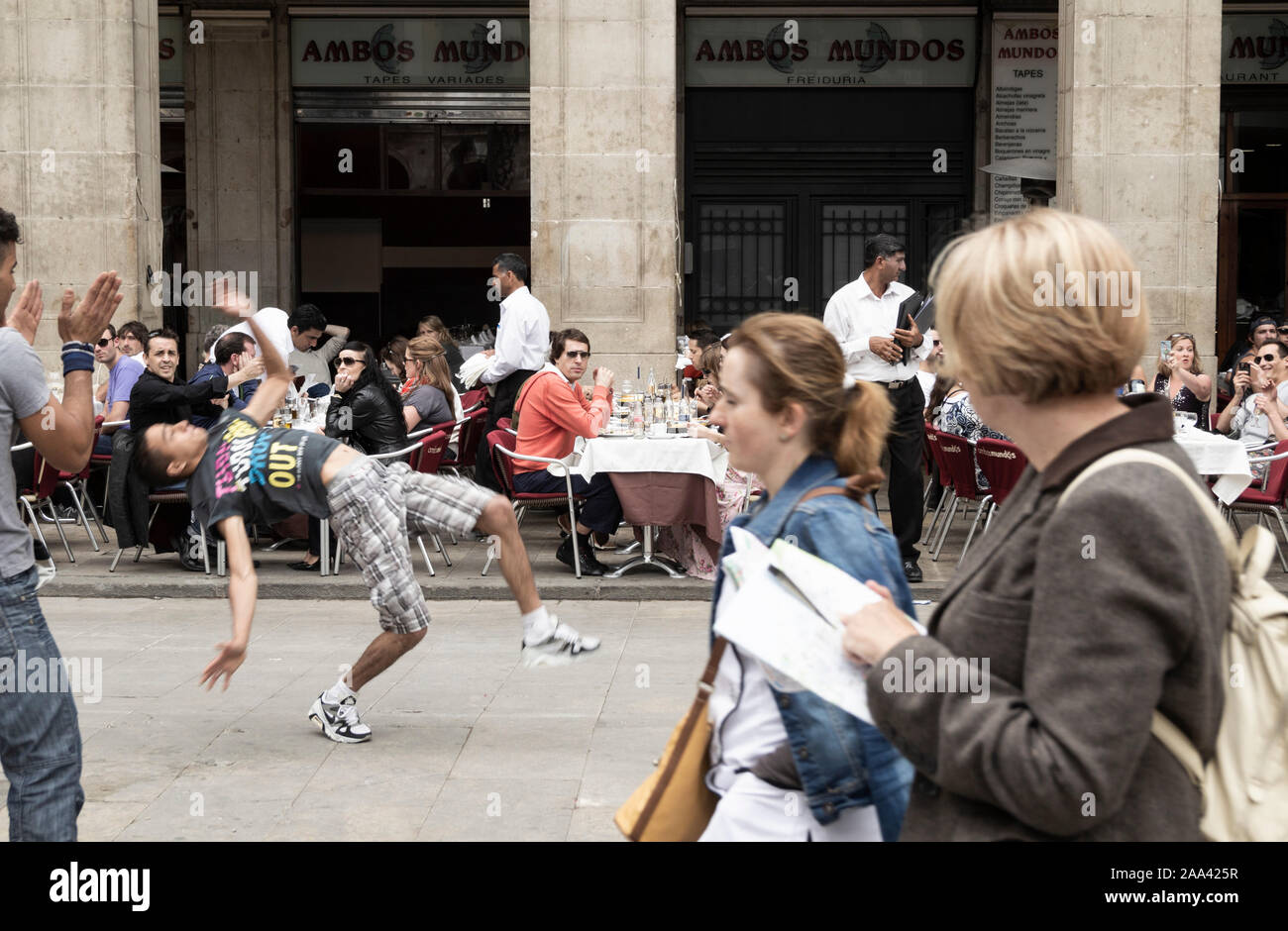 Busking acrobats outside restaurant in Palza Real in Barcelona, Spain Stock Photo