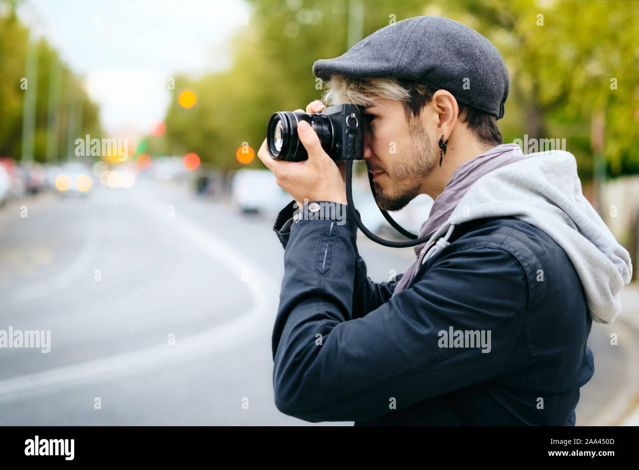 Man taking photograph street hi-res stock photography and images - Alamy