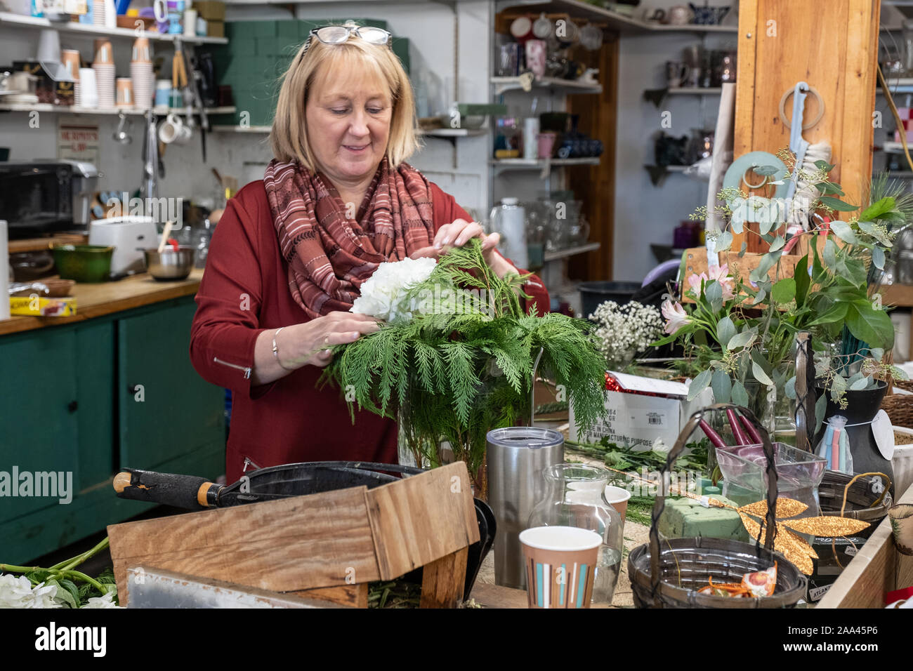Woman arranging flowers at the Valley Florist and Gift Shop in Templeton Stock Photo