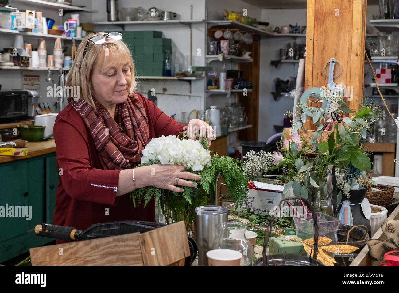 Woman arranging flowers at the Valley Florist and Gift Shop in Templeton Stock Photo