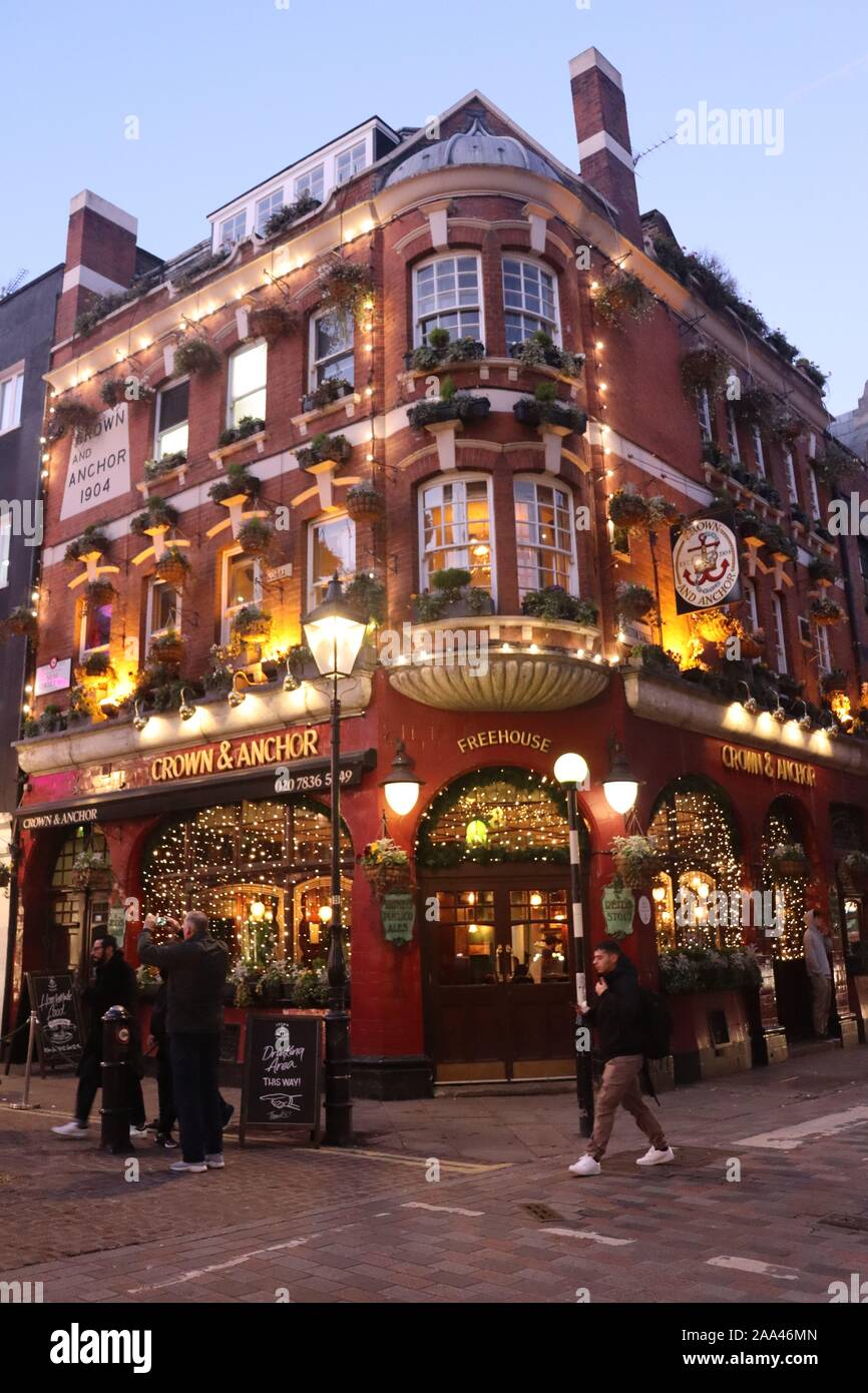 Covent Garden pub at Christmas Stock Photo Alamy