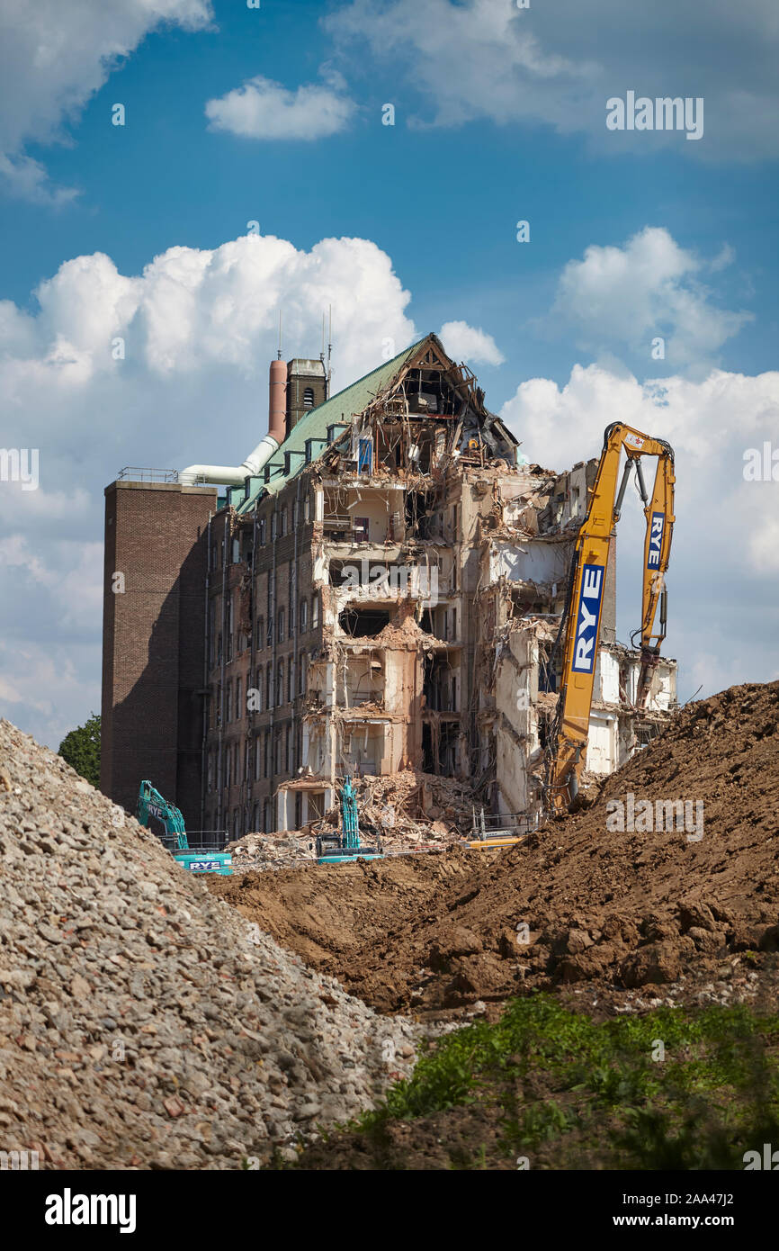 Demolition of the Francis Crick laboratory (National Institute for Medical Research) in Mill Hill to make place for housing. Stock Photo