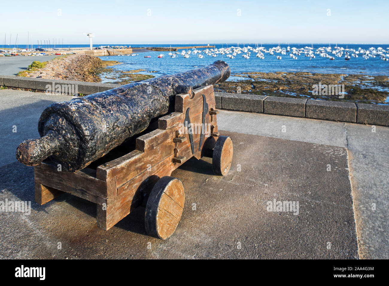 Salvaged 18th century ship's cannon from the Juste, ship of the line of the French Navy at Préfailles, Pointe Saint-Gildas, Loire-Atlantique, France Stock Photo