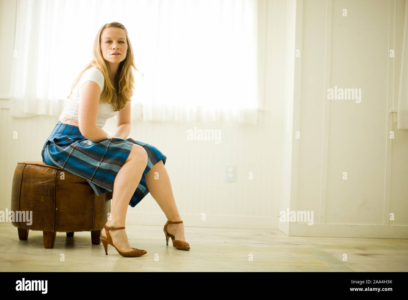 Photo blonde woman sitting hi-res stock photography and images - Alamy