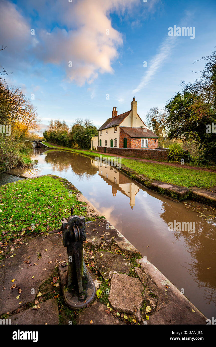 A canal cottage on the Tardebigge Lock Flight on the Birmingham to Worcester canal, England Stock Photo