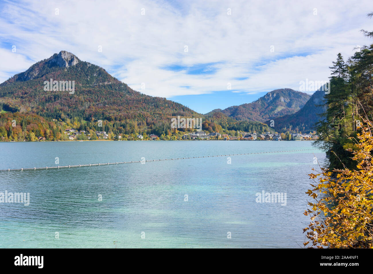 Fuschl am See: lake Fuschlsee, view to Fuschl town, mountain Schober (left) and Ellmaustein in Salzkammergut, Salzburg, Austria Stock Photo