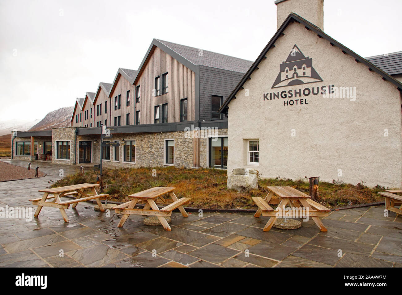 Picnic tables outside Kingshouse Hotel, Ballachulish, Glencoe, Scottish Highlands, Scotland, UK Stock Photo