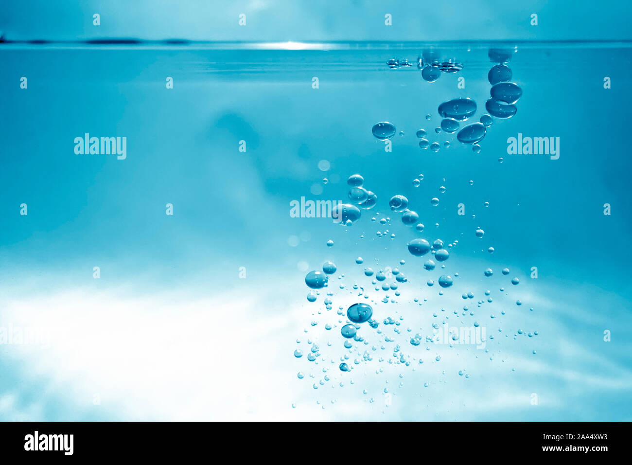 Ein schoener Hintergrund, bestehend aus Wasserblasen unter Wasser Stock Photo